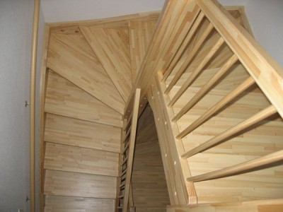 grenen houten tweekwarten trappen