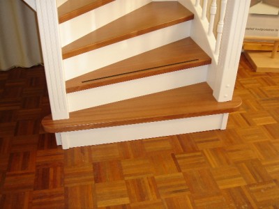 Toonzaal houten trappen