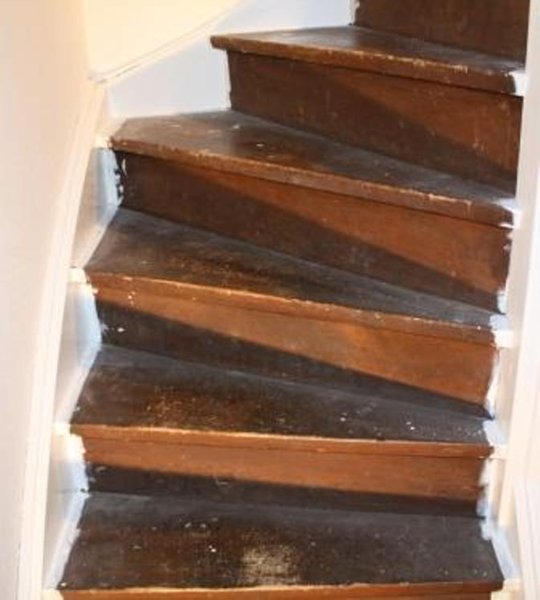 Oude trap voor de traprenovatie